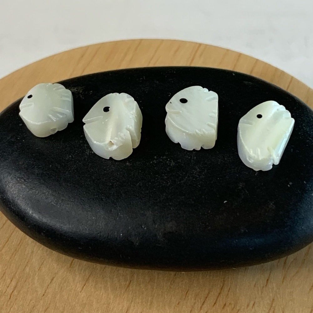4 Hand Carved Mother of Pearl Fish Fetish Beads MOP Angelfish Vintage Lot 10mm - Picture 5 of 16